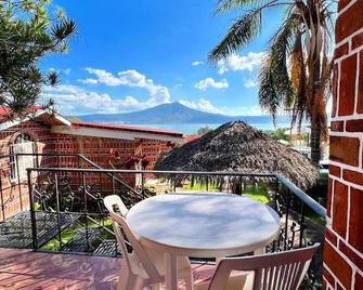 Mama Chuy Hotel & Villas Ajijic - סן חואן קוסאלה - מרפסת
