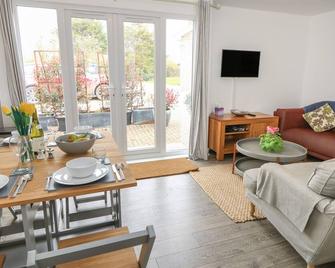 The Coach House - Newport - Living room