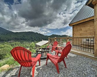 Luxe Log Cabin w/ Modern Finishes & Mtn Views - Waynesville - Balcony