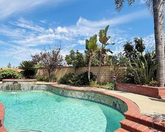 Spacious 4BR Home with Pool - Walnut - Pool