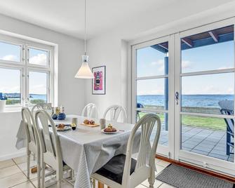 The vacation home is located in the 1st row to the water in the cozy harbor town of Lohals in Nordla - Lohals - Comedor