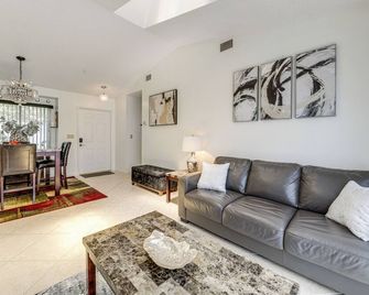 Golf and Shop Gem with Private Pool in Boca Raton - Boca Raton - Pokój dzienny