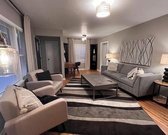 Main Attraction - Sioux Falls - Living room