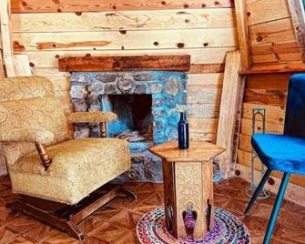 Pequeña cabaña mágica con chimenea interior - Arteaga - Living room