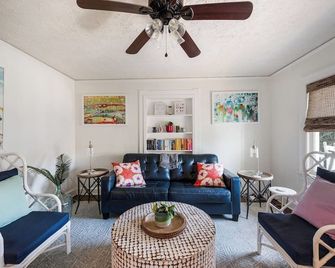 Quaint Cottage in Heart of Lyh - Pool With Hot Tub! - Lynchburg - Stue