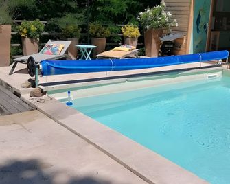 Gîte la fontaine de gadilhe: Cozy Cottage with Sauna, Heated Pool, and Forest Views - Saint-Paul-le-Jeune - Zwembad