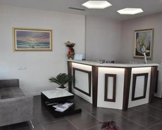 Coral Hotel & Resort - Radhimë - Recepción