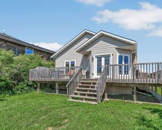 Spacious four-season waterfront , 3-bedroom. Relax, ice fishing, snowmobiling - Gimli - Bâtiment