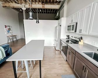 Sleepover | Spacious 1bd/1ba Loft - Newton - Newton - Keuken
