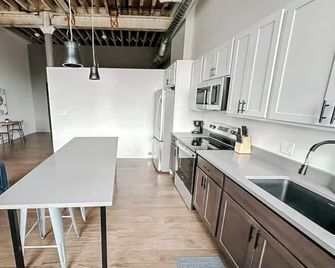 Sleepover | Spacious 1bd/1ba Loft - Newton - Newton - Küche