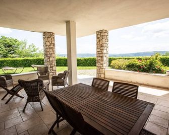 Villa Le Cicale - Irpinia - Prata di Principato Ultra - Patio