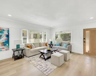 Contemporary Beachside Oasis in Long Beach! - Long Beach - Olohuone
