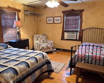 Charming 2-bedroom farmhouse in Shamrock, TX - Shamrock - Slaapkamer
