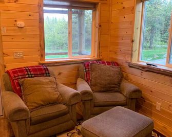 #22 Tranquil Pines Horse Friendly Tiny House - Oldtown - Living room