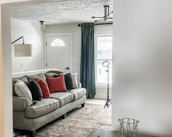 Velkomen to Hygge Hus - Greenville - Living room