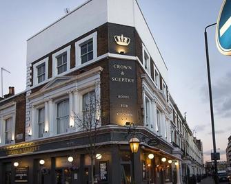 The Crown and Sceptre - London - Building
