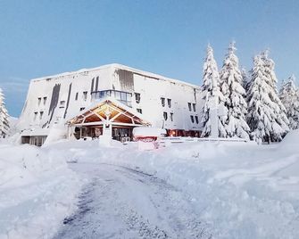 Montlo Relais Des Cerfs - Cubieres - Building
