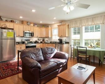 Rugby Road Residential -RRR- near UVa and downtown - Charlottesville - Living room