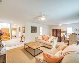 Gary Vacation Rental 1 Mi to Indiana Dunes NP! - Gary - Sala de estar