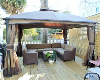 Lighthouse Cottage--1.5 blocks from beach. - Tybee Island - Patio