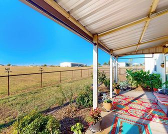 Airstrip Access! Dog-friendly Rhome Retreat - Rhome - Balcón
