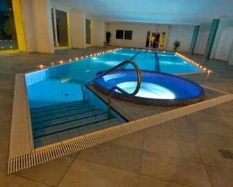 Hotel Weingarten - Caldaro sulla Strada del Vino - Piscina