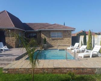 Ebenezer Guesthouse Bluewater Bay - Port Elizabeth - Pool