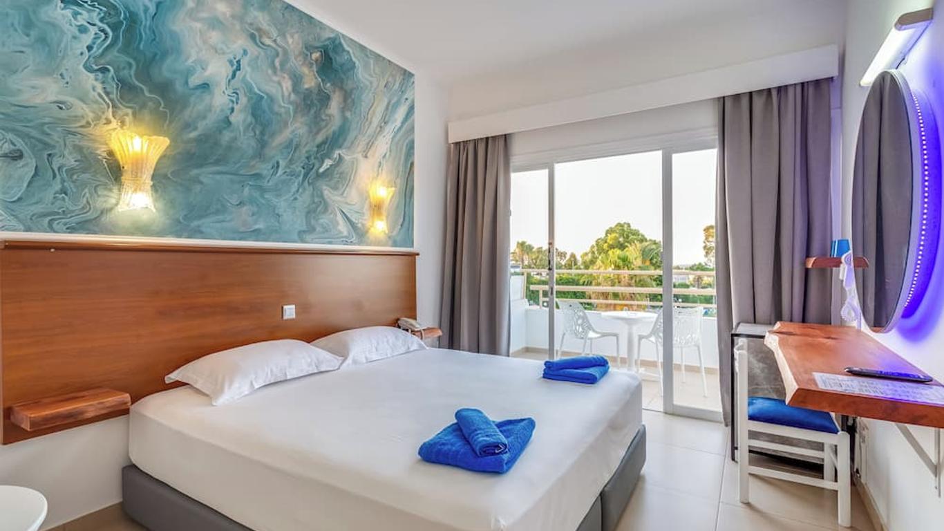 أديليه باي هوتل