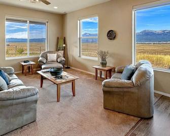 Spacious Mountain Home with Breathtaking Views - Cascade - Living room