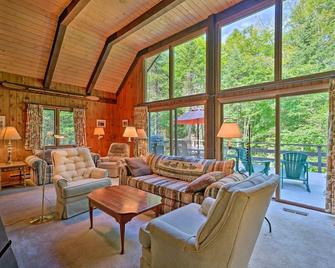 Thirteenth Lake Chalet with Deck, Walk to Water! - North River - Sala de estar