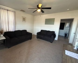 1 bed duplex near downtown Belleville next to heart garden and long story coffee - Belleville - Sala de estar