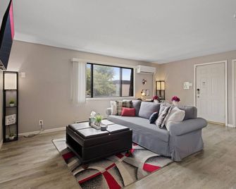 Cozy Apt Aurora/Sleeps 6/Free Wifi/Chgolndarea/Parking - Aurora - Living room