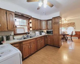 Private 3-bedroom ranch, 7.5 miles from Bethany Beach, on a dead-end street. - Dagsboro - Kitchen