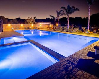 Hot Water Beach Top 10 Holiday Park - האהי - בריכה