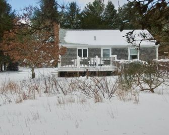 Charming Cape Cod Cottage in Truro - Truro - Building