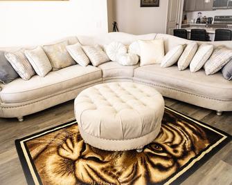 Regal Apt with King & Queen Bed for Long-Term Stay - Whitestown - Sala de estar