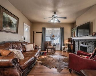 Yellow Stone Western Themed Retreat! By Fairgrounds & Downtown Okc - Wifi! - Oklahoma City - Living room