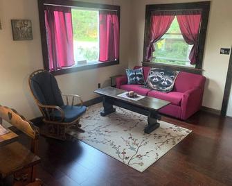 Charming Hideaway suite in the heart of the PA Grand Canyon with AC, WiFi - Wellsboro - Living room