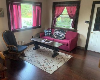 Charming Hideaway suite in the heart of the PA Grand Canyon with AC, WiFi - Wellsboro - Living room