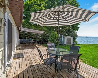 30 Night Rental - Quaint Country Charm 45 Minutes from Toronto - Georgina - Patio