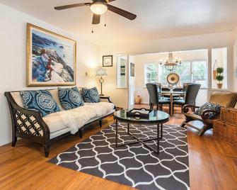 Redwood Hollow Cottages - San Diego - Living room