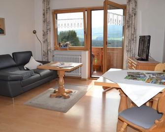 37qm große 2-Zimmer-Wohnung mit Balkon in traumhafter Lage - Frauenau - Wohnzimmer