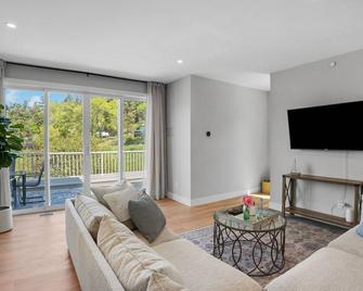 Brand new 2-bed 2-bath suite, 1-min walk to beach - Lake Country - Вітальня