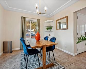 Near Disney! 2 bed 1 Bath - Front House - Santa Ana - Comedor