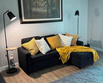 Charming 1-bedroom apartment with AC, WiFi in superb San Antonio - San Antonio - Phòng khách