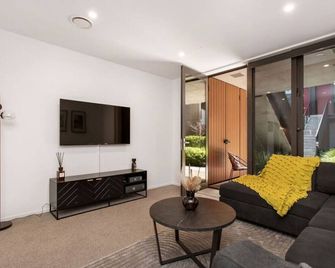 What A Cutie Cbd 3 Mins To Handy Secure Park. - Christchurch - Living room