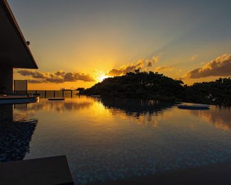 Glamday Style Okinawa Yomitan Hotel & Resort - Yomitan - Piscina