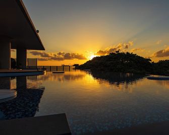 Glamday Style Hotel & Resort Okinawa Yomitan - Yomitan - Pool