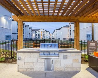 Landing Apartments - Shadow Glen - Manor - Balcony