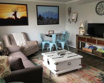 The Red Brick Cozy - The Perfect Place To Stay - Blanding - Living room